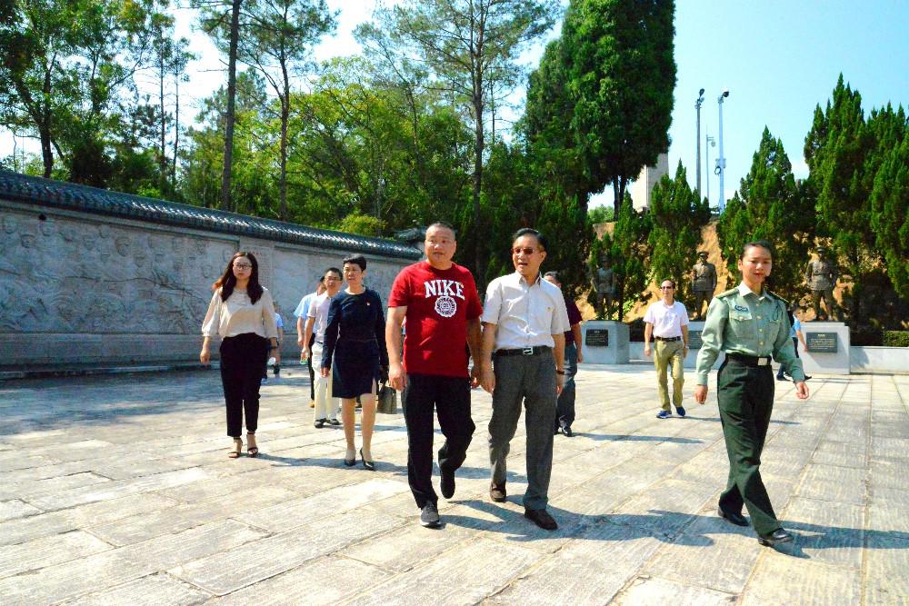 5領導率隊步入紀念園.jpg