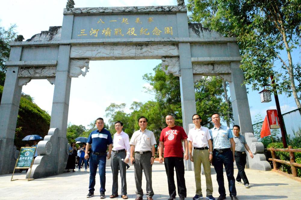16領導三河壩戰役紀念園合影_看圖王.jpg